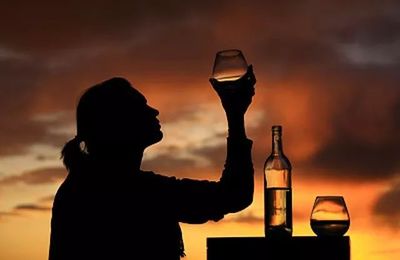 人生兩杯酒:一杯敬過(guò)往，一杯敬明天